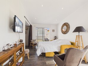 2 bedrooms, iron/ironing board, free WiFi