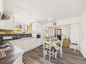 Fridge, microwave, oven, coffee/tea maker