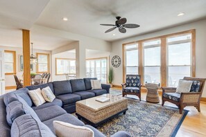 TV, caminetto, lettore DVD, impianto stereo