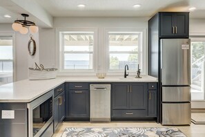 Fridge, microwave, oven, stovetop - Bella Sound | Sound Front | Community Pool, Hot Tub | Duck (Duck)