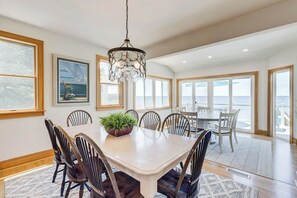 Dining - Bella Sound | Sound Front | Community Pool, Hot Tub | Duck (Duck)