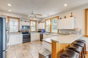 Fridge, microwave, oven, stovetop - Bella Sound | Sound Front | Community Pool, Hot Tub | Duck (Duck)