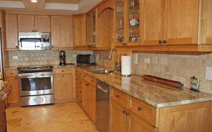 Micro-ondes, lave-vaisselle, cafetière/bouilloire