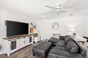 Smart TV, DVD player, books, video library - Gilbert Home, Walk to Downtown, Restaurants, Nightlife 10+ location! (Gilbert)