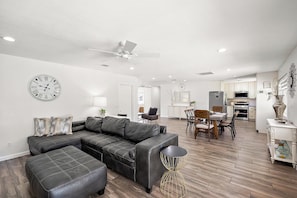Smart TV, DVD player, books, video library - Gilbert Home, Walk to Downtown, Restaurants, Nightlife 10+ location! (Gilbert)