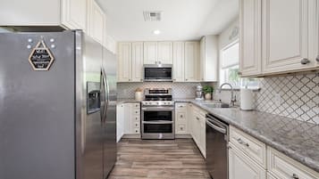 冷蔵庫、電子レンジ、オーブン、コンロ