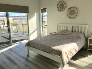 4 bedrooms, iron/ironing board, WiFi, bed sheets - The Lakehouse Windang (Windang)