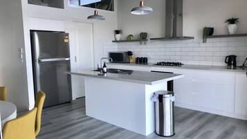 Køleskab, mikrobølgeovn, ovn, kogeplade