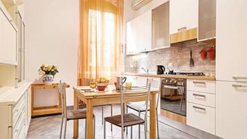 Mikrowelle, Ofen, Herdplatte, Geschirrspüler