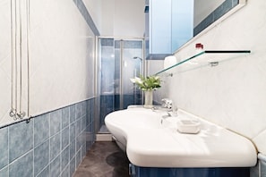 Dusche, Haartrockner, Bidet