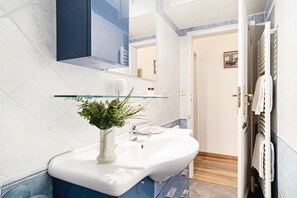 Een douche, een haardroger, een bidet