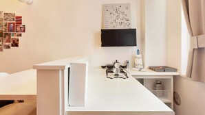 Een moderne keuken met een gasfornuis, een waterkoker en een koffiezetapparaat.