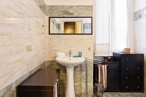 Shower - NEW! Your apartment in the heart of Isola! (Milano)