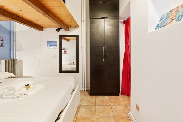 1 habitación, tabla de planchar con plancha y wifi 