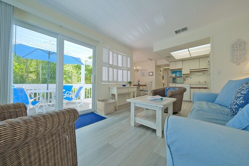 Prices cut by 20% for stays up to 31.01.26 - Seabreeze Cottage moments from the beach