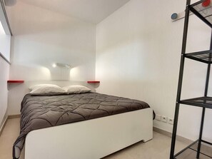 2 chambres, fer et planche à repasser, Wi-Fi, draps fournis