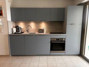 Réfrigérateur, micro-ondes, four, plaque de cuisson
