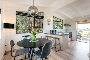 Dining - Sol Spa Oasis - Surfdale Holiday Home (Surfdale)