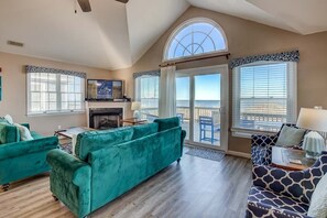 Télévision, lecteur de DVD, baby-foot