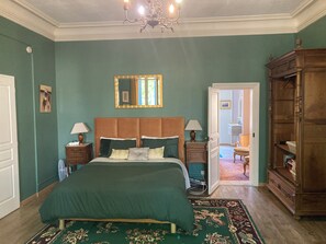 1 slaapkamer, een strijkplank/strijkijzer, gratis wifi, beddengoed