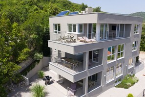 Outdoor dining - Exclusive ground floor apartment in Sveta Marina, Istria - right by the sea (Sveta Marina, Labin)