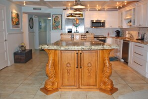 Microondas, lavavajillas, cafetera y tetera y máquina de hielo 