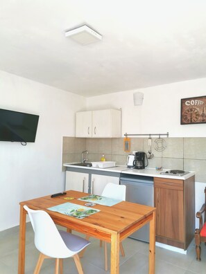 Kühlschrank, Herdplatte, Wasserkocher, Kochgeschirr/Geschirr/Besteck