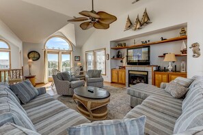 Televisión, chimenea y reproductor de DVD 