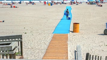 Perto da praia, espreguiçadeiras, toalhas de praia