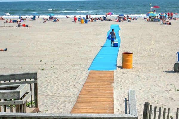 Ranta lähistöllä, aurinkotuoleja, rantapyyhkeitä