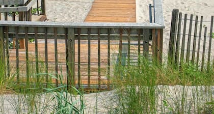 Sleeps 15, Designer Beach House w/ Yard + Porch, Steps to Beach + Parking