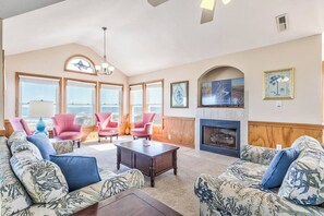 TV LCD, caminetto, lettore DVD, impianto stereo