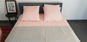 3 chambres, chambres insonorisées, fer et planche à repasser