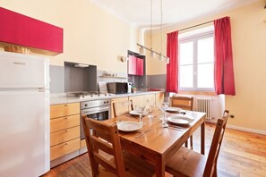 Réfrigérateur, four à micro-ondes, un four, surface de cuisson