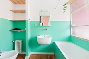 Douche, sĂšche-cheveux, bidet