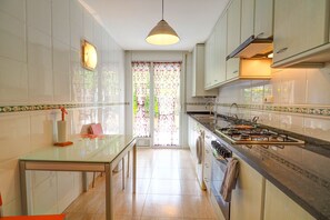 Réfrigérateur, micro-ondes, four, cafetière/bouilloire