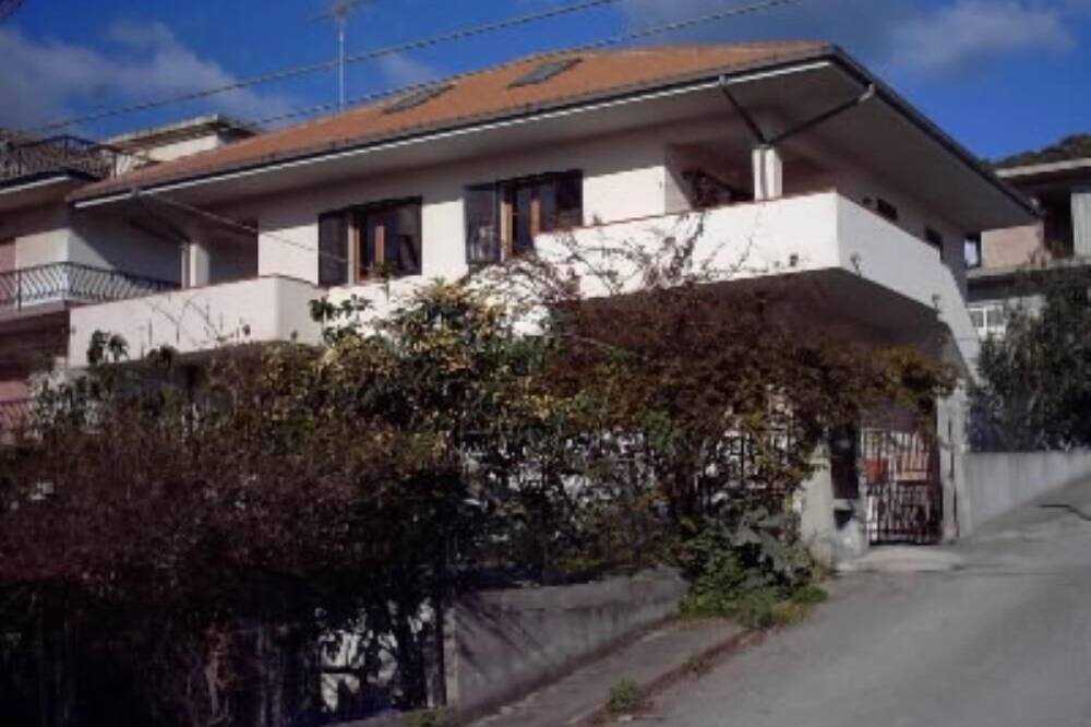 Bruzzano Zeffirio: apartments - 4 rooms - 6\/9 personsCasa con giardino e vista mare