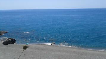 Una spiaggia nelle vicinanze, lettini da mare