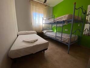 2 slaapkamers, een strijkplank/strijkijzer, gratis wifi, beddengoed