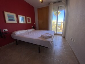 2 عدّة غرف نوم ومكواة/لوح كي وواي فاي مجانًا وملاءات أسرّة