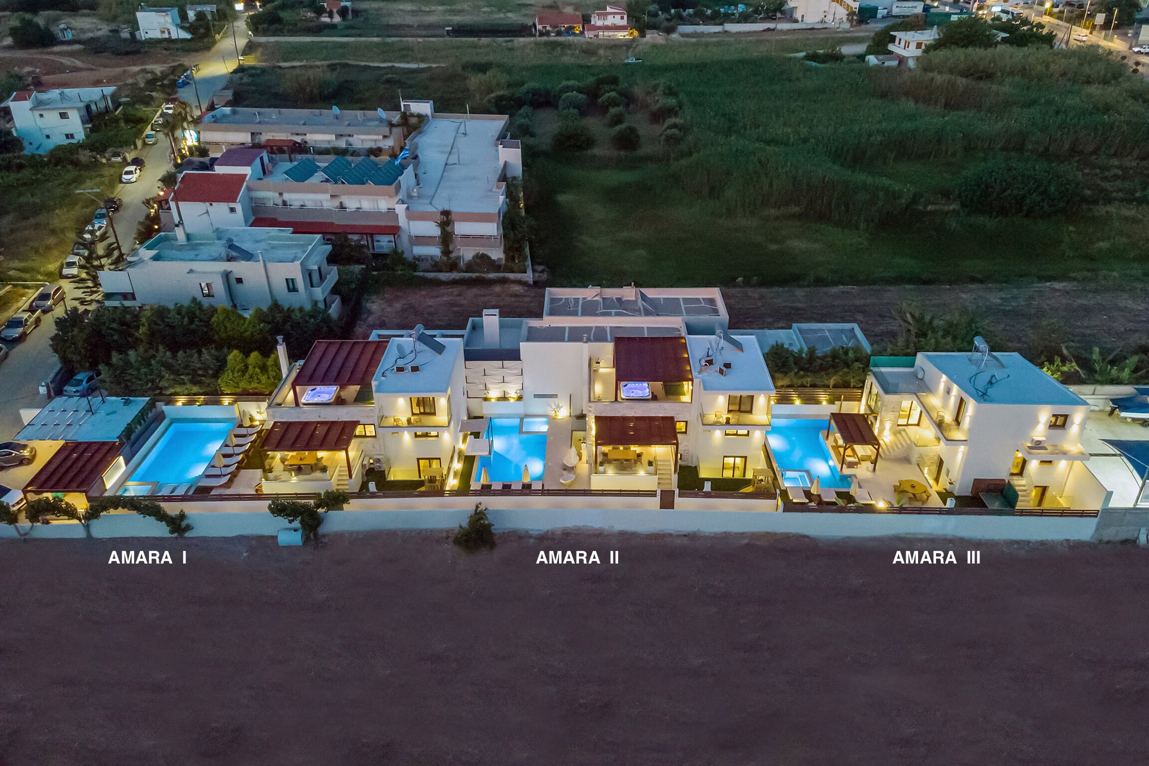 Un complejo residencial moderno con varias edificaciones, cada una con piscina y zonas de estar al aire libre.