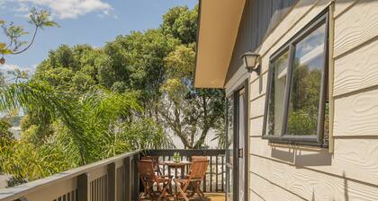 Jacaranda Lodge - Whangamata Upstairs Unit