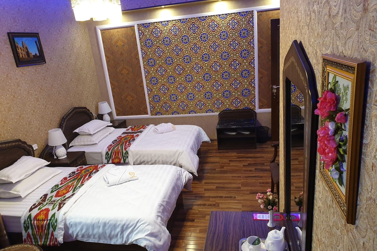 Habitación con 2 camas individuales | Tabla de planchar con plancha y ropa de cama