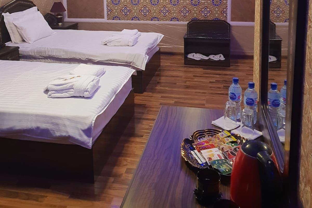 Tabla de planchar con plancha y ropa de cama