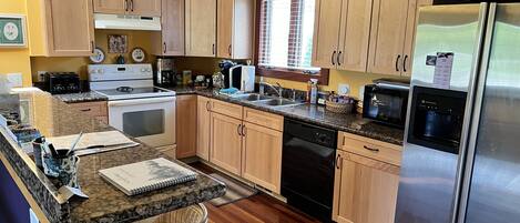 冷蔵庫、電子レンジ、オーブン、コンロ