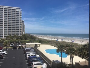 Rannalla, aurinkotuoleja, rantapyyhkeitä