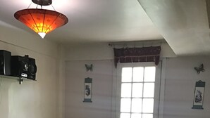 A living room with a sofa, a coffee table, and a window with curtains. - Depa to share in Mexico City (Only Woman) (Roma Sur)