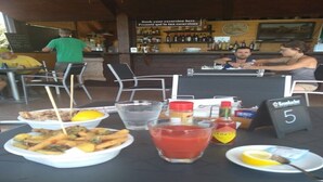 Een tafel met eten en drinken, een bar op de achtergrond en een bord met een nummer.