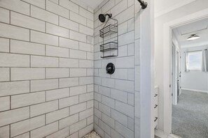 Ensemble douche/baignoire, serviettes fournies