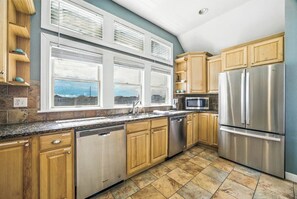 大冰箱、微波炉、烤箱、炉灶